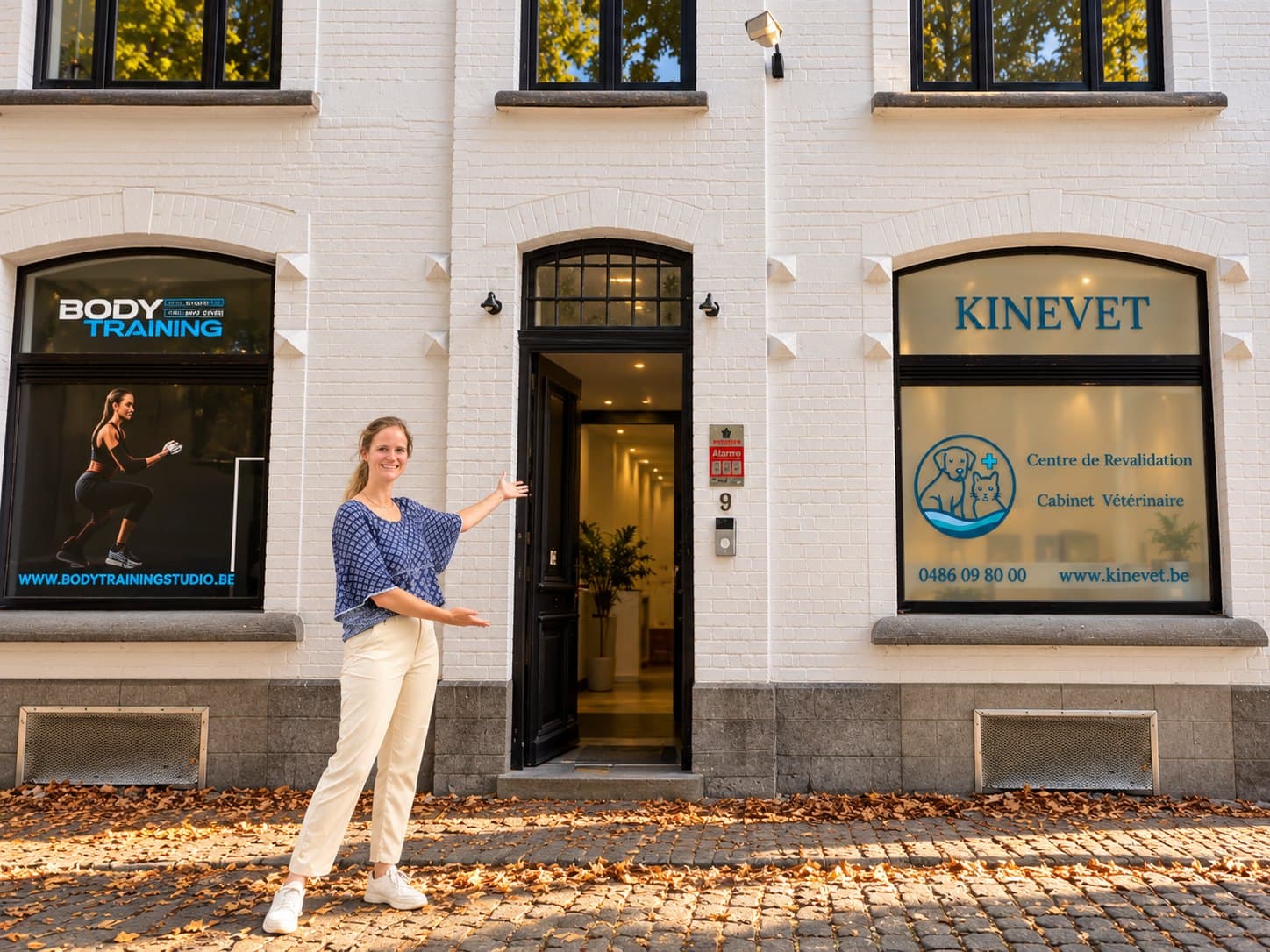 Dr Mathilde du Roy accueille devant la porte du centre Kinevet, place Communale 9 à Lasne