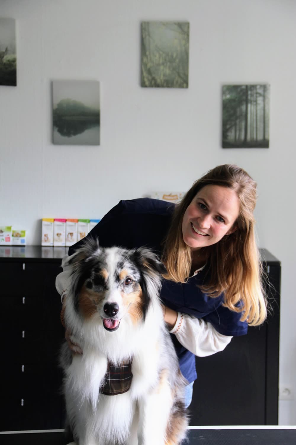 Dr Mathilde du Roy, vétérinaire, avec un chien au centre Kinevet
