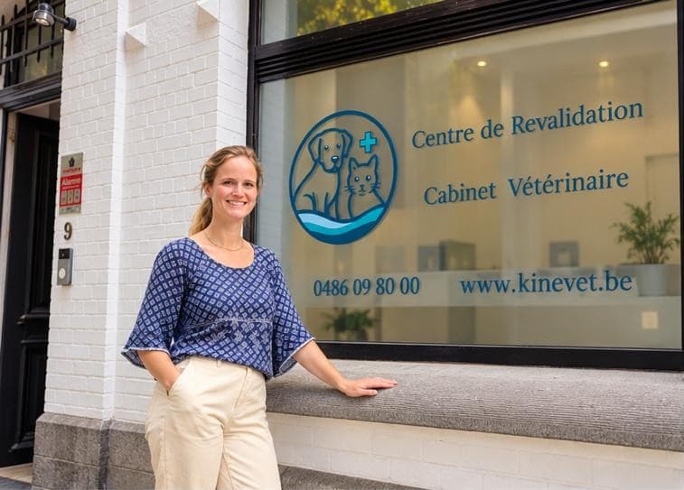 Dr Mathilde du Roy voor de etalage van het centrum Kinevet, Place Communale 9 in Lasne